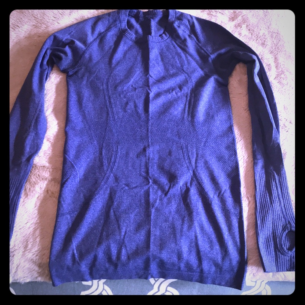 Lululemon size 4 long sleeve crew with thumb holes